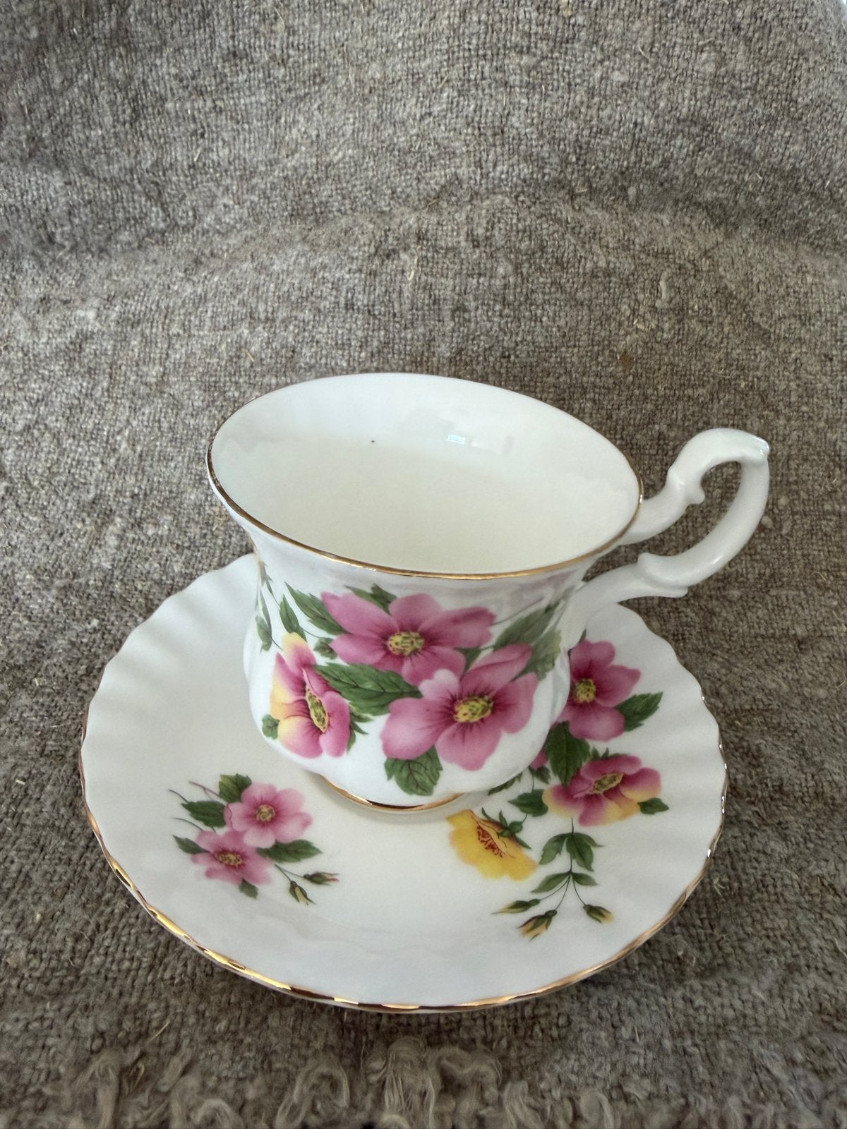 Royal Albert Bone China kop en schotel met bloemmotief, Ophalen