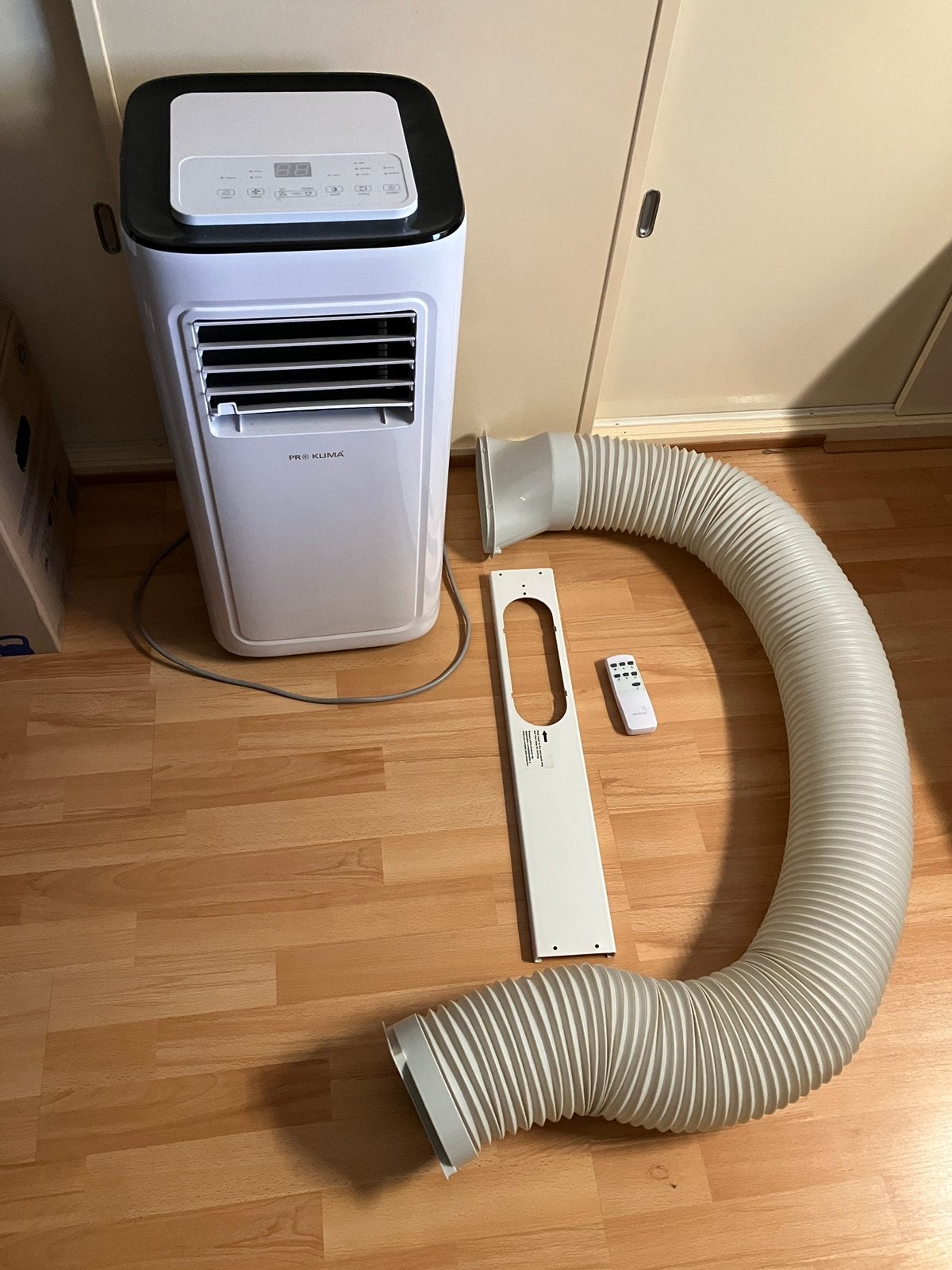 Mobiele airco met afstands bediening en afvoer slang., Witgoed en Apparatuur, Ophalen, Gebruikt, Minder dan 60 m³, 2 snelheden