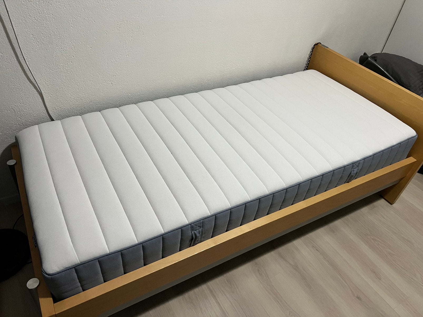Verstelbaar éénpersoonsbed (elektrisch) en goed matras., Huis en Inrichting, Slaapkamer | Bedden, Ophalen, Verstelbaar, 90 cm