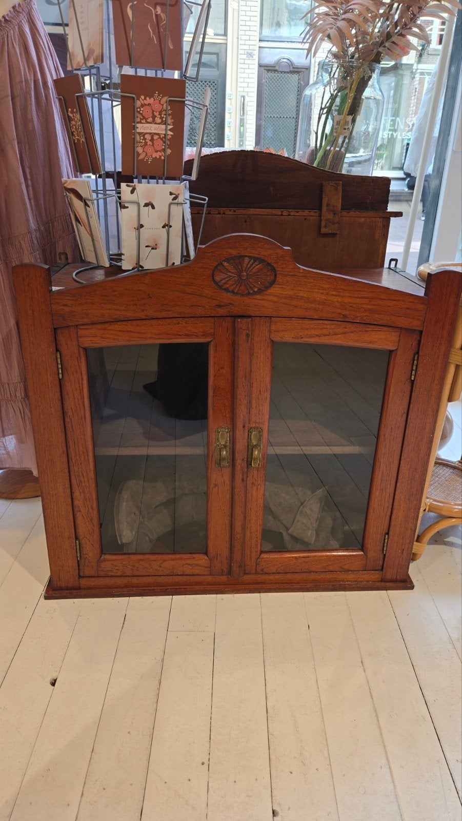 Vintage houten kastje met glazen deuren, Ophalen