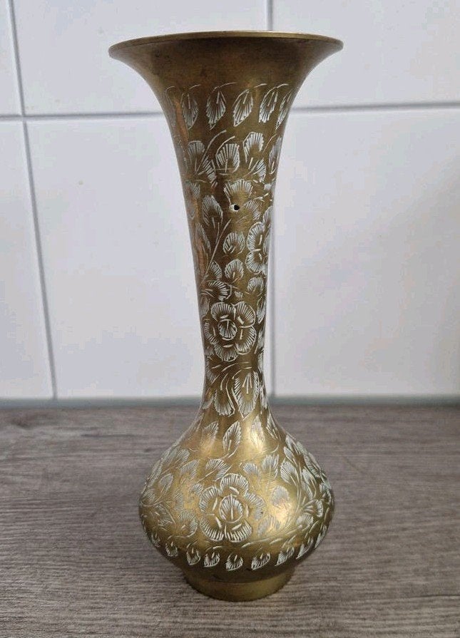 Decoratief messing vaasje uit India met bloemmotief, Ophalen of Verzenden