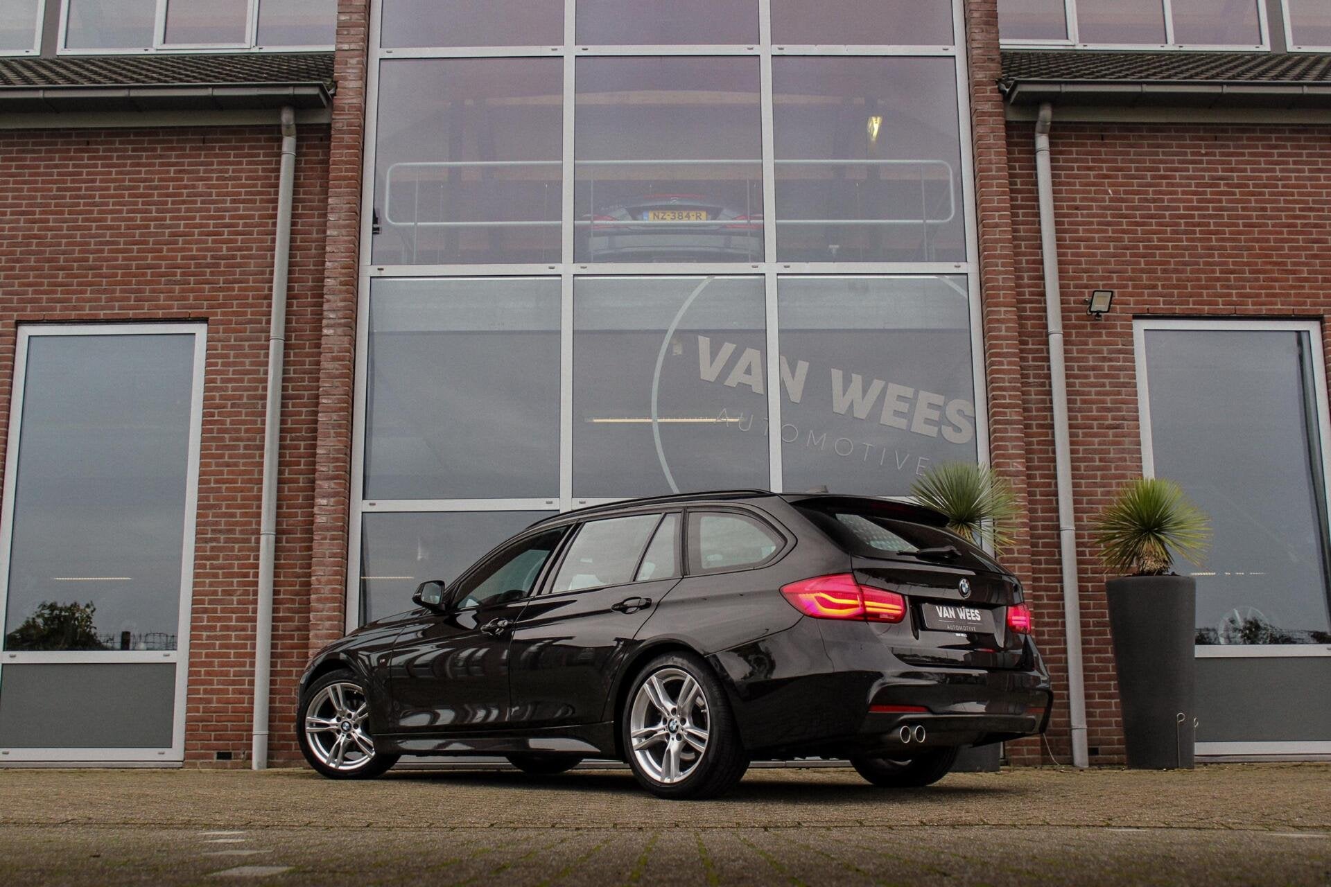 BMW 3-serie Touring 320i F31 M Sport Edition | M-pakket | 2e, Automaat, 1998 cc, 4 cilinders, Zwart