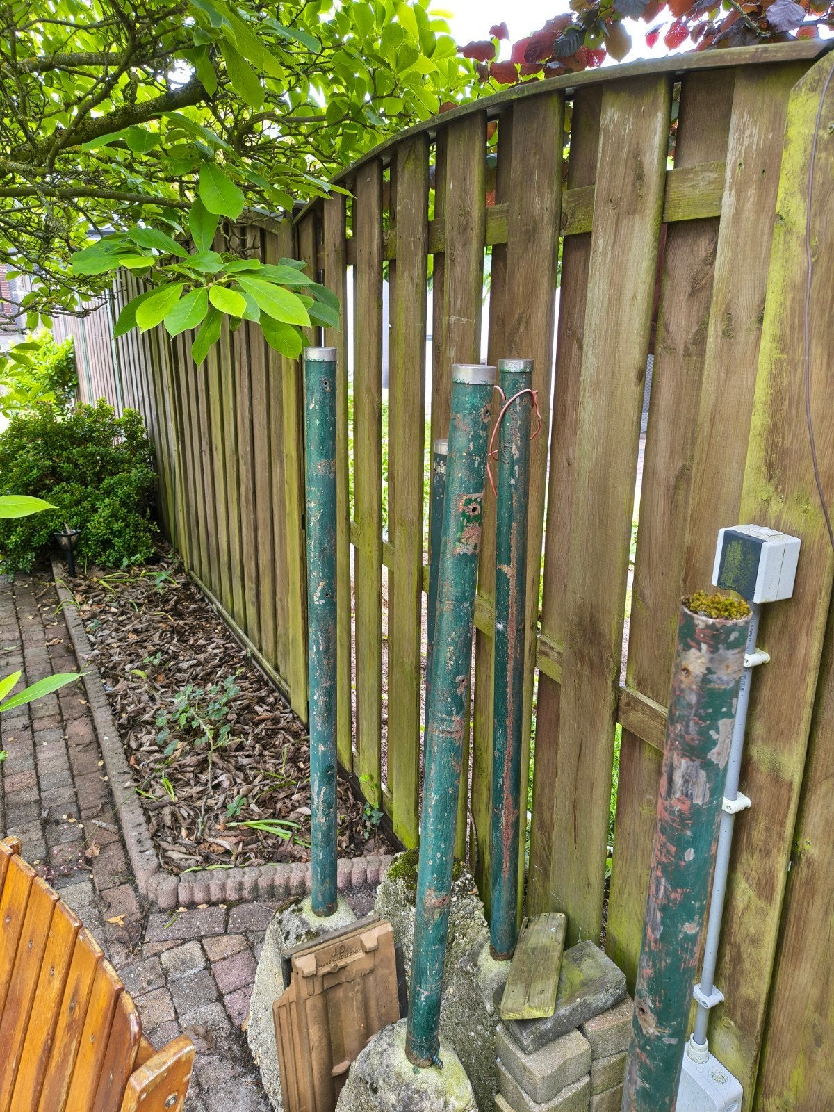 4 afrasteringspalen met betonvoet, Tuin en Terras, Ophalen, Gebruikt, 180 tot 250 cm, Palen