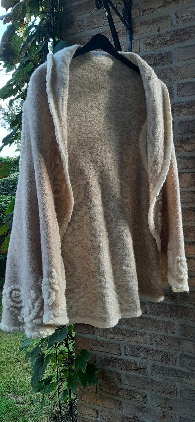 Uniek wollen vest/cape met bloemenpatroon, Ophalen, Zo goed als nieuw, Maat 38/40 (M), Beige