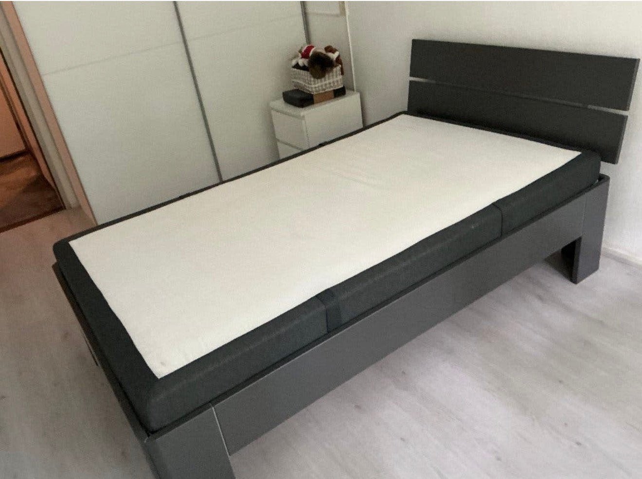 Modern eenpersoonsbed 120x200 cm – Beter Bed – ZGAN, Ophalen, Zwart, Zo goed als nieuw, Twijfelaar