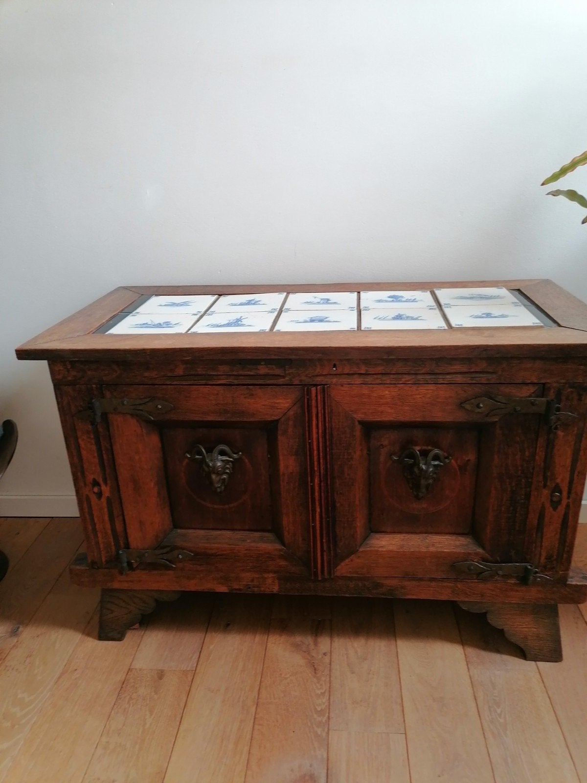 Antieke houten kast met Delfts blauwe tegels, Antiek en Kunst, Ophalen