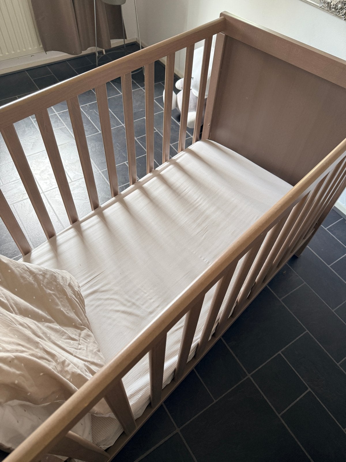 Ledikantje taupe met matras en dekbed, Ophalen, Zo goed als nieuw, Ledikant