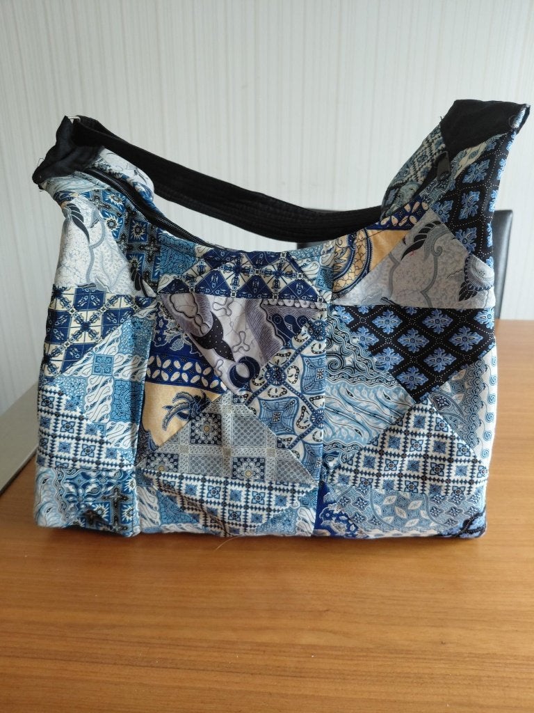 Patchwork schoudertas in blauwtinten., Sieraden, Tassen en Uiterlijk, Tassen | Damestassen, Ophalen of Verzenden, Zo goed als nieuw