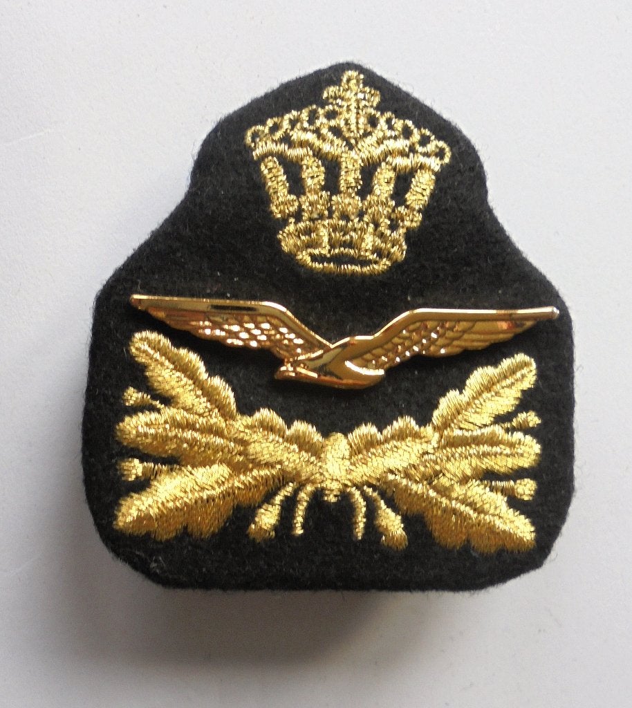 Pet embleem goud geborduurd Onderofficier Kon Luchtmacht, Verzamelen, Ophalen of Verzenden, Luchtmacht, Nederland, Embleem of Badge