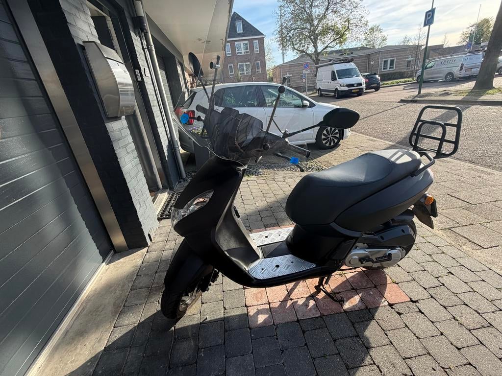 Peugeot Kisbee Scooter - Mat Zwart black edition., Ophalen, Gebruikt, Maximaal 45 km/u, Overige modellen