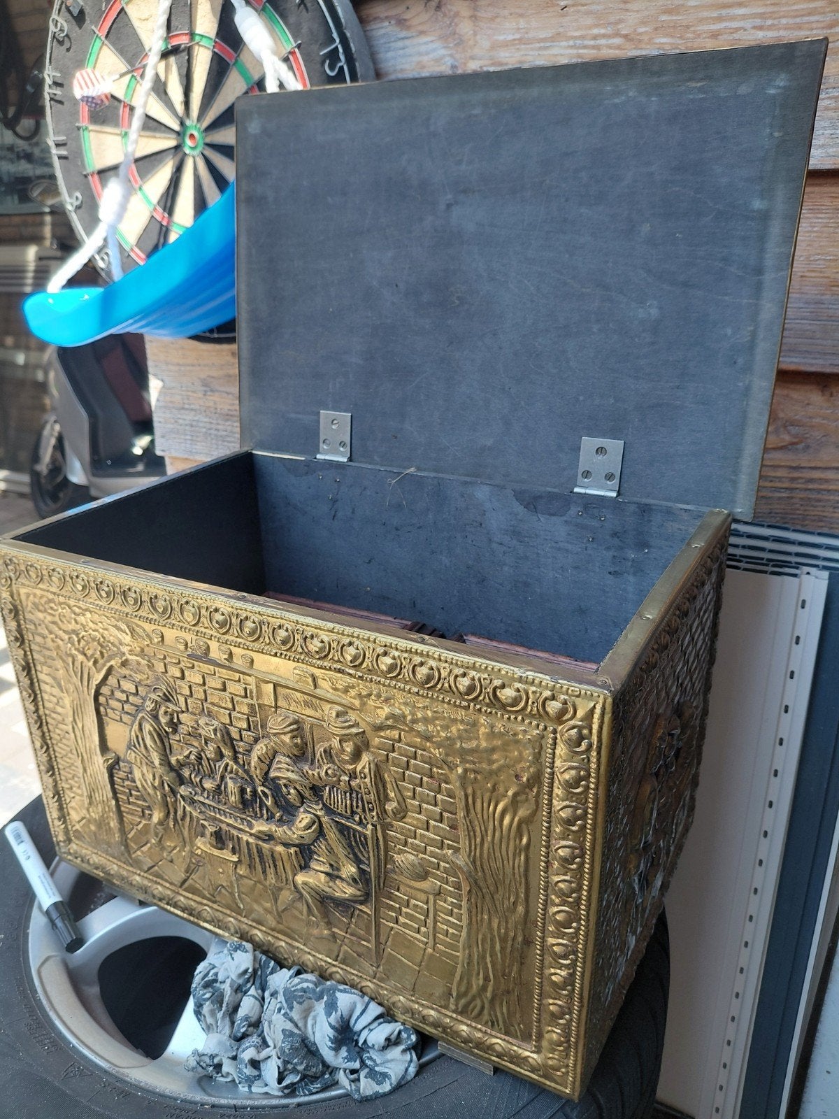 Leuk koperen beslagen houten kistje met reliëf, Antiek en Kunst, Ophalen of Verzenden, Koper