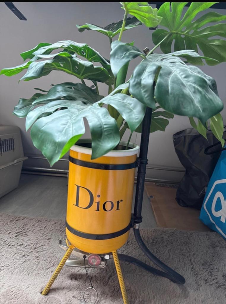 Trendy Gele Staande Vaas met Dior Opdruk en Nep Plant, Ophalen, Kunststof, Gebruikt, 50 tot 75 cm