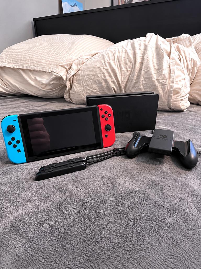 Nintendo Switch V2 - zo goed als nieuw - mag vandaag weg, Spelcomputers en Games, Spelcomputers | Nintendo Switch, Met 2 controllers