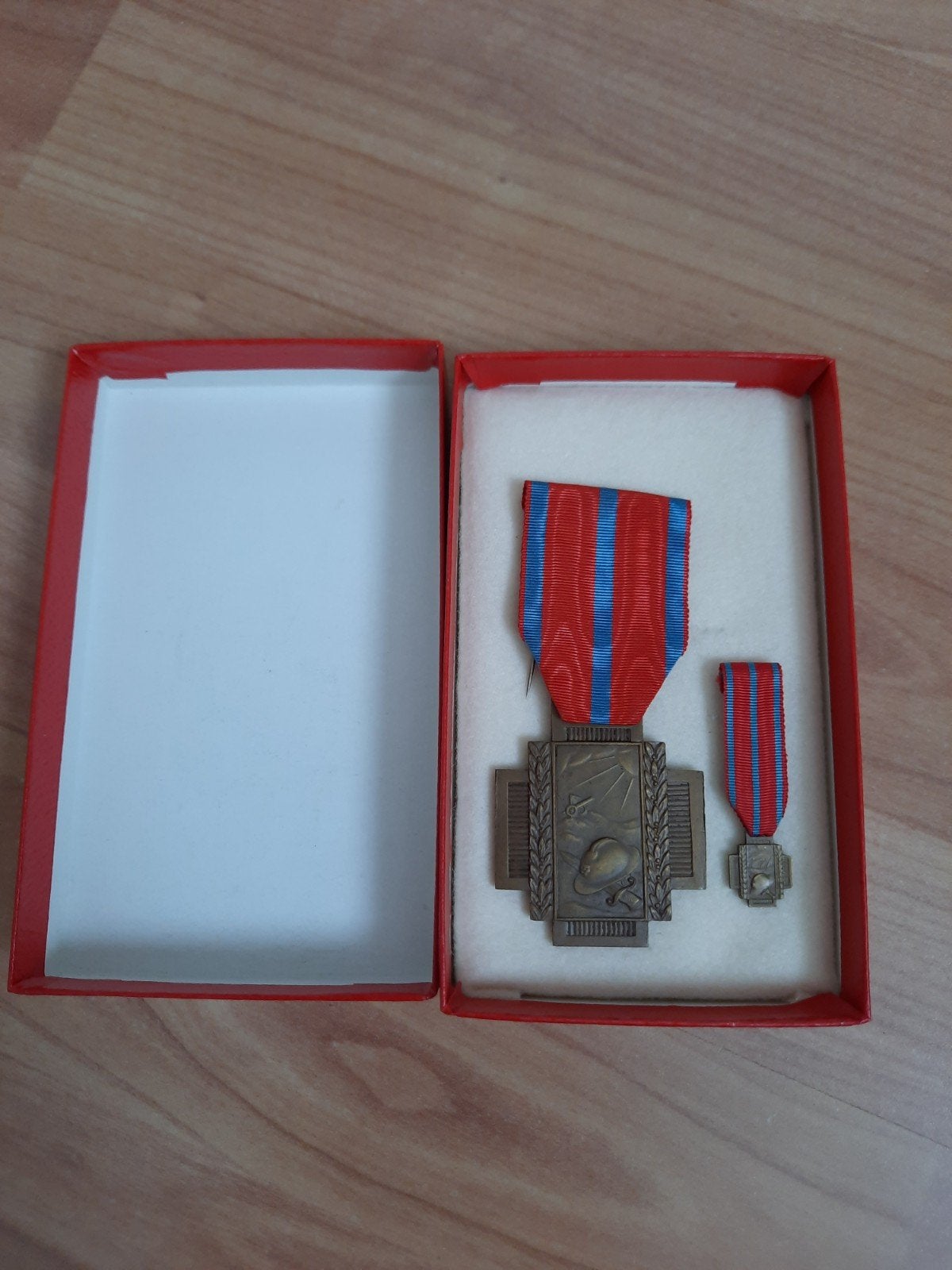 Belgische Vuurkruis medaille met miniatuur in doosje, Ophalen of Verzenden, Overige materialen