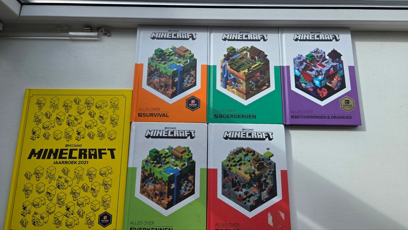 Minecraft boeken set: Jaarboek 2021 en 5 gidsen, Boeken, Ophalen of Verzenden, Zo goed als nieuw, Mojang, Non-fictie