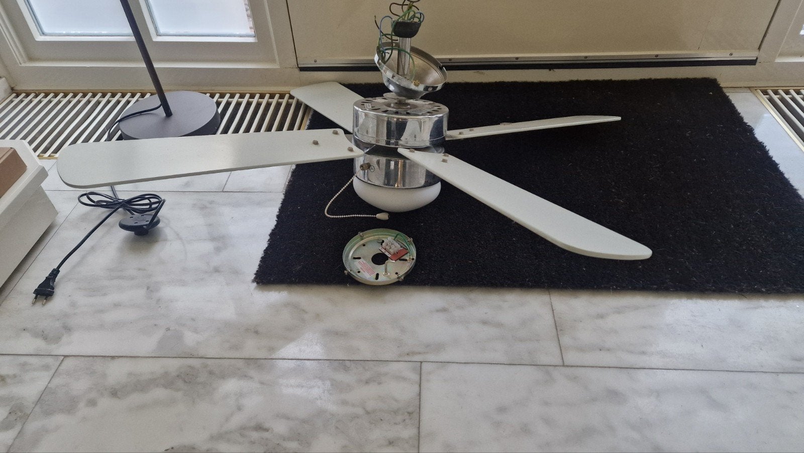 Plafondventilator met 4 witte bladen en chromen behuizing, Ophalen, Gebruikt