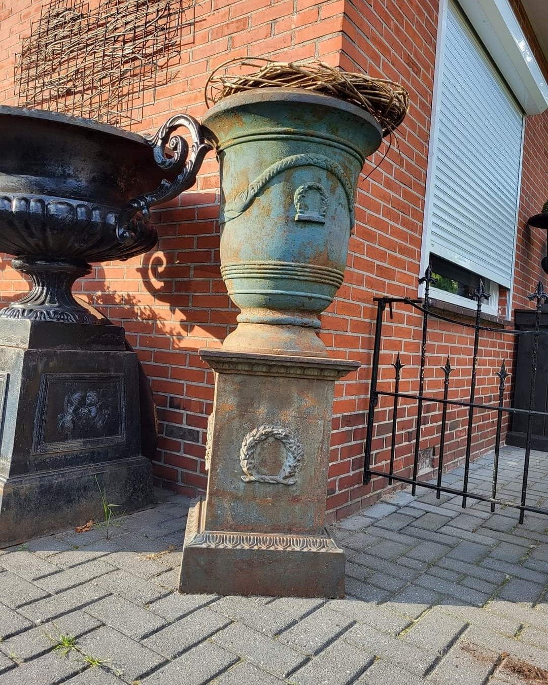Gietijzeren tuinvazen tuinvaas bloempot bloembak op sokkel, Tuin en Terras, Ophalen of Verzenden