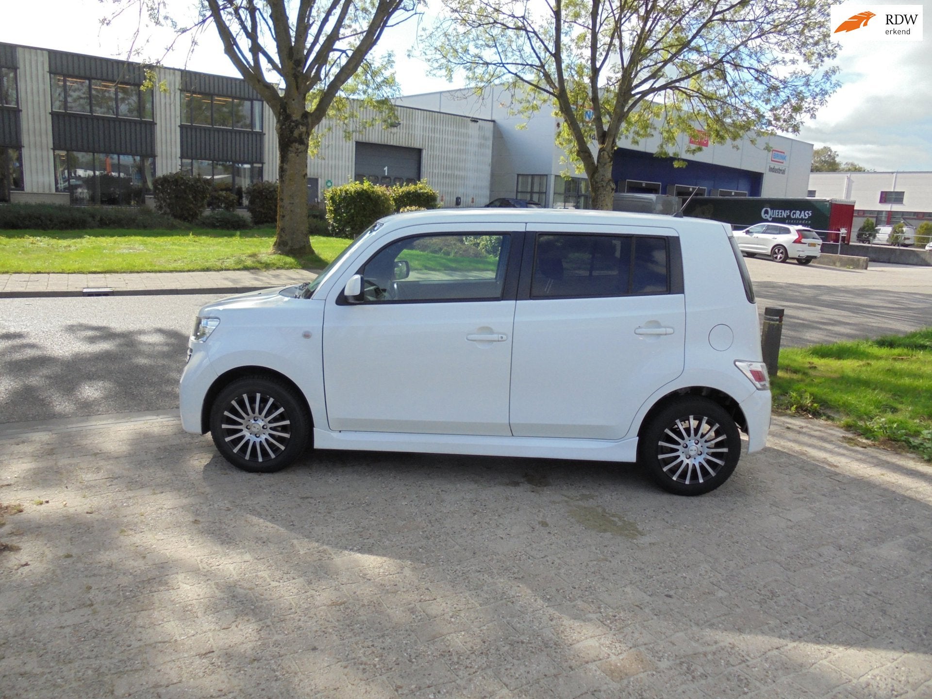 Daihatsu Materia 1.3 Rythm Nieuwe APK, Auto's, Voorwielaandrijving, Zwart, 4 cilinders, Wit