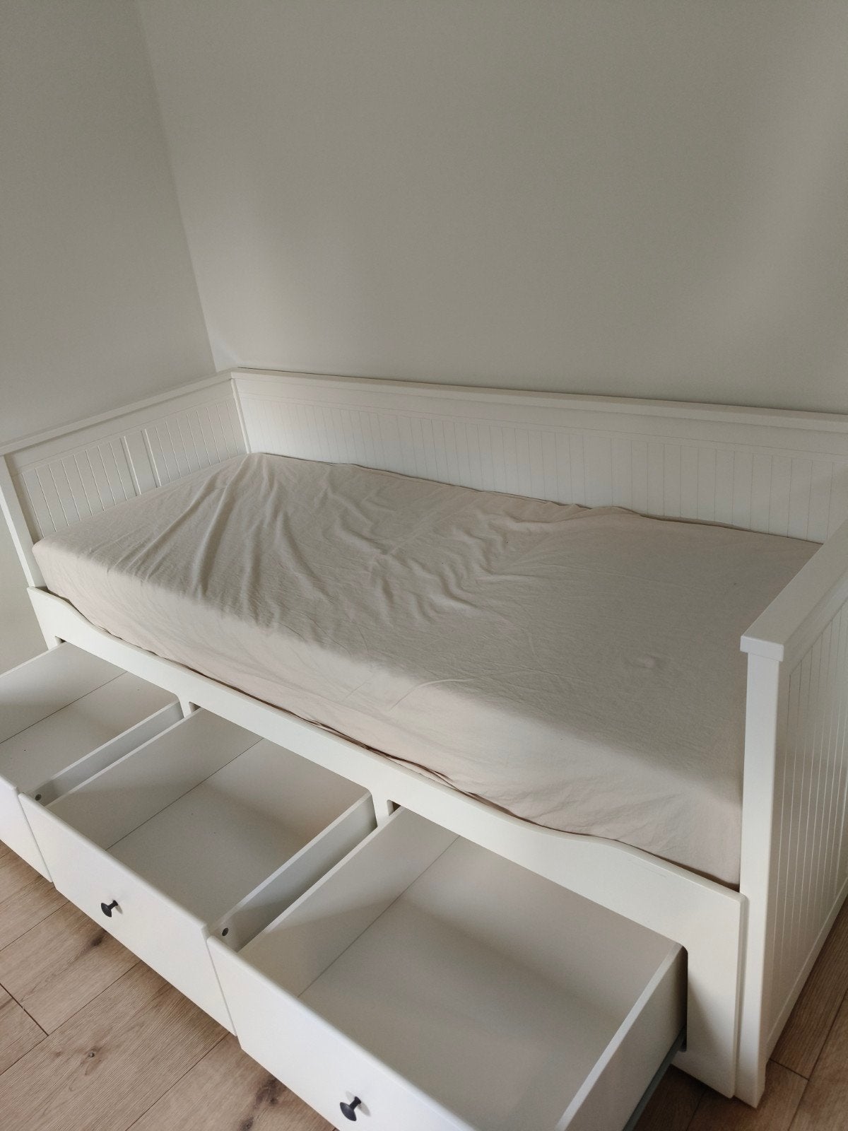 Hemnes bankbed wit 80x200 cm met 3 lades en matrassen, Ophalen, Eenpersoons, Wit, Zo goed als nieuw