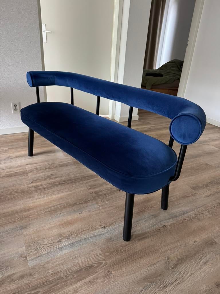 Made. com blauwe fluwelen bank, Huis en Inrichting, Banken | Sofa's en Chaises Longues, Ophalen, Gebruikt, 150 tot 200 cm, Tweepersoons