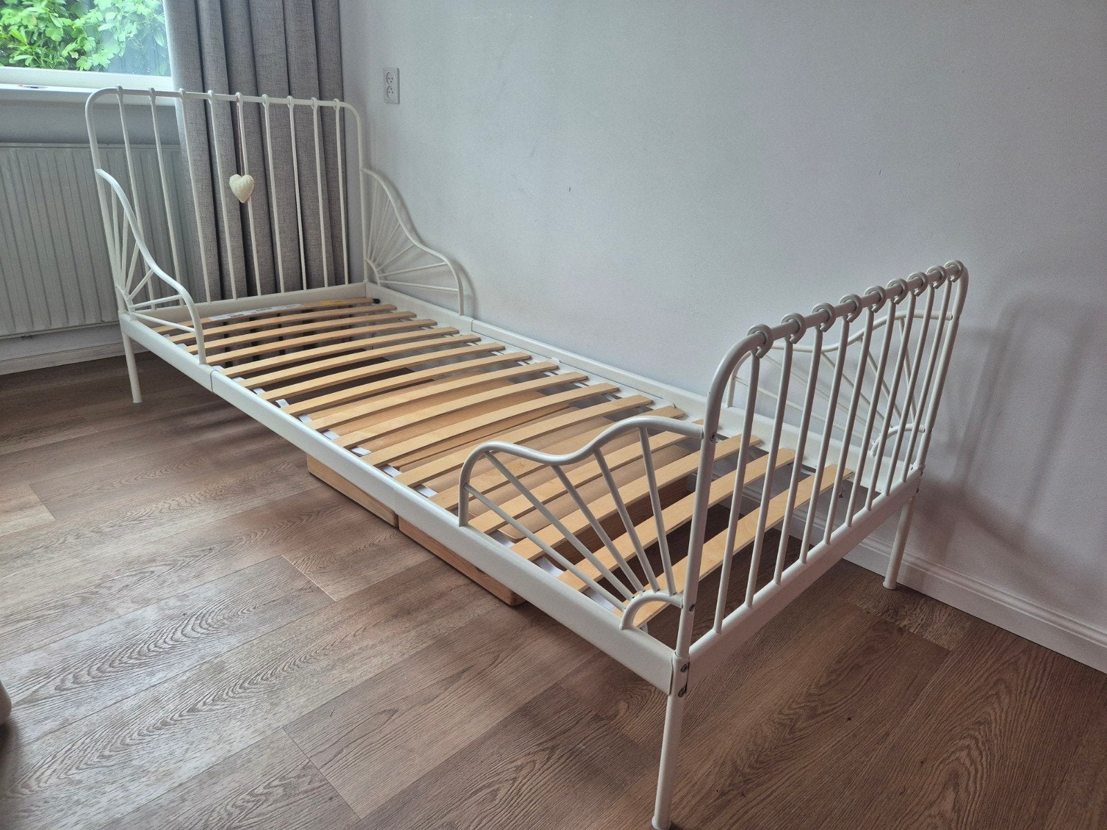 IKEA MINNEN meegroeibed wit, Ophalen, 70 tot 85 cm, Zo goed als nieuw, Lattenbodem