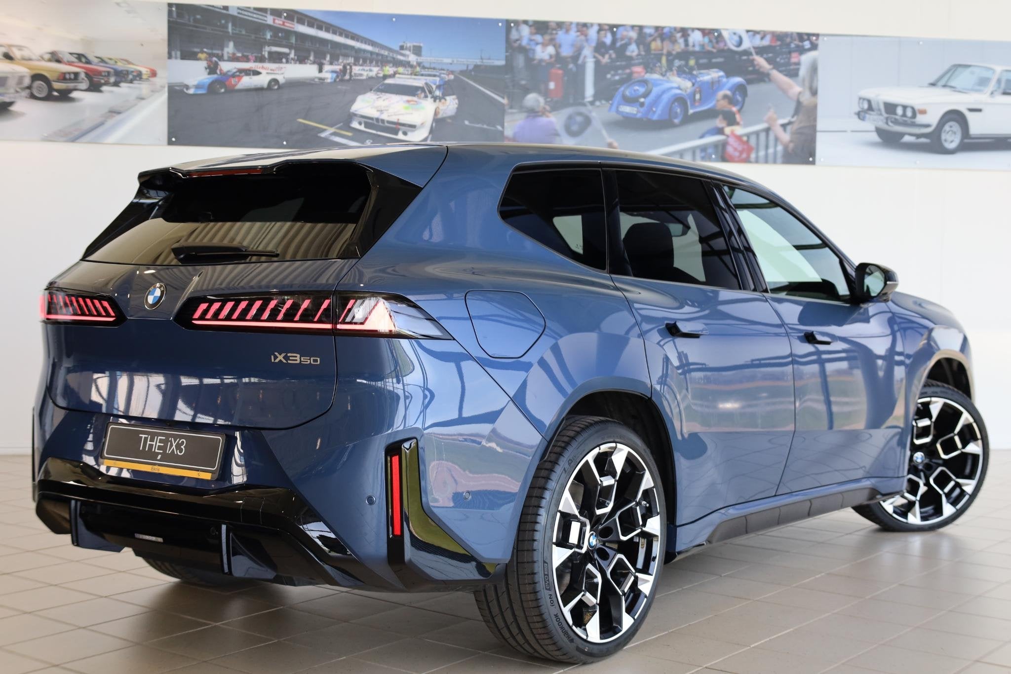 BMW iX3 50 xDrive M Sportpakket Pro | Iconic Glow | Trekhaak, Auto's, BMW, Automaat, 660 min, Stof, Zwart