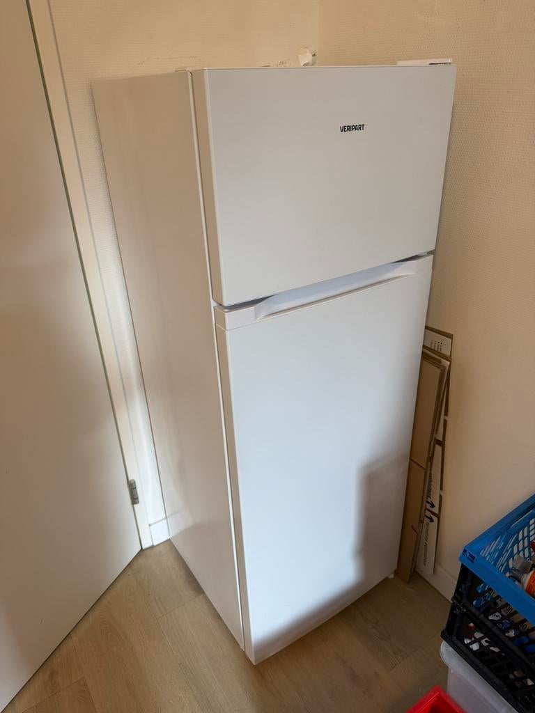 Veripart VPKVC143 koel/vriescombinatie uit 2024, Witgoed en Apparatuur, Koelkasten en IJskasten, Ophalen, 200 liter of meer, Met aparte vriezer