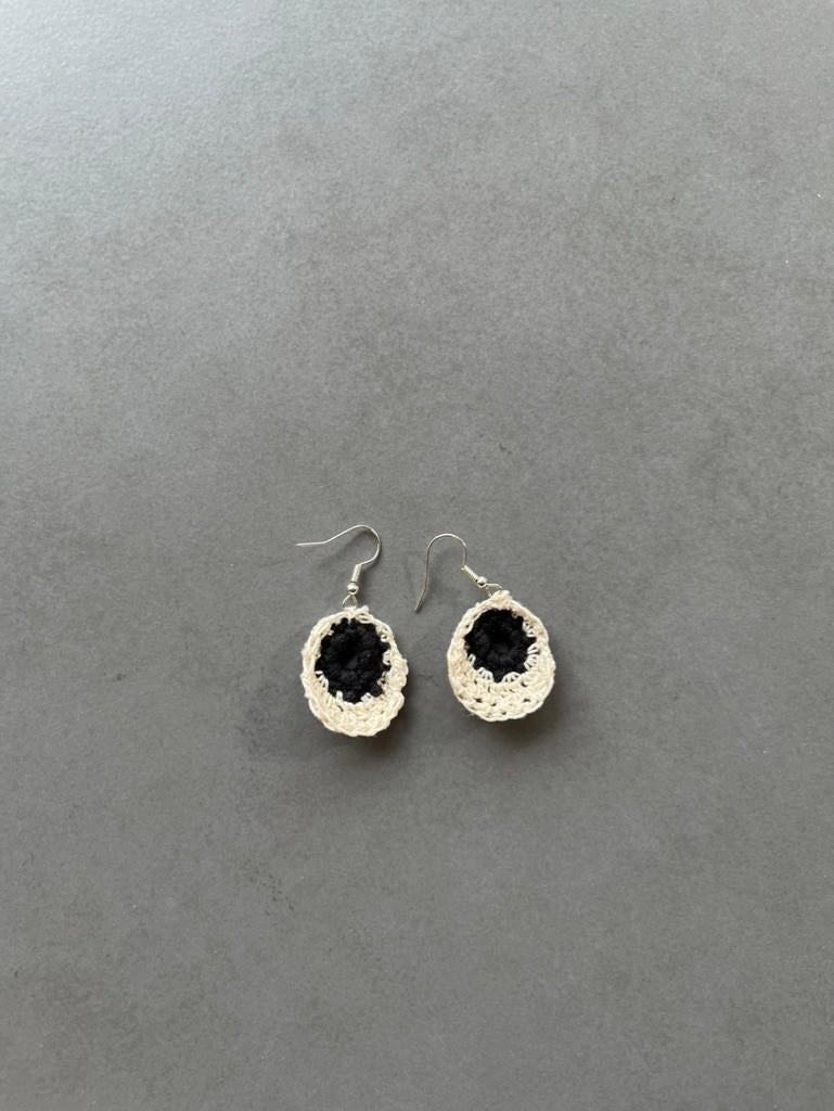 Nieuwe ecru/zwarte gehaakte oorbellen, Sieraden, Tassen en Uiterlijk, Oorbellen, Hangers, Verzenden, Zwart, Nieuw