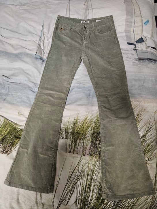 Lois Raval High Rise Flare lichtgroene ribbroek - Maat 30/L3, Maat 38/40 (M), Ophalen of Verzenden, Zo goed als nieuw, Lois