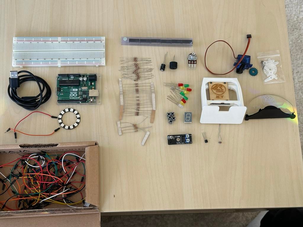Arduino UNO R3 Starter Kit met diverse componenten, Ophalen of Verzenden, Zo goed als nieuw, Arduino, X