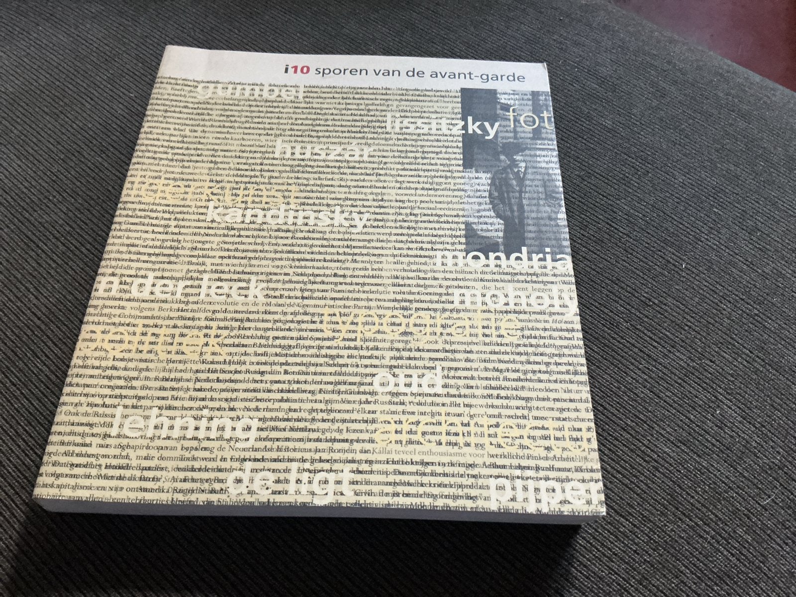 i10 Sporen van de Avant-Garde - Kunstboek, Ophalen of Verzenden, Zo goed als nieuw