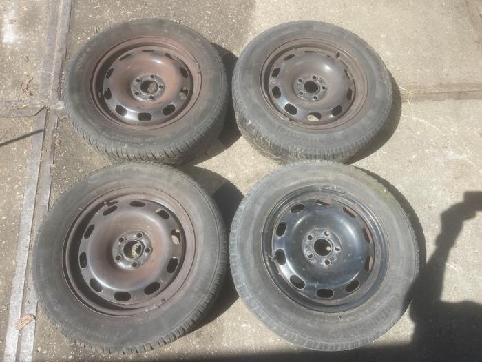Velgen set + winterbanden van een Volkswagen Bora, Gebruikt, -, Verzenden, -
