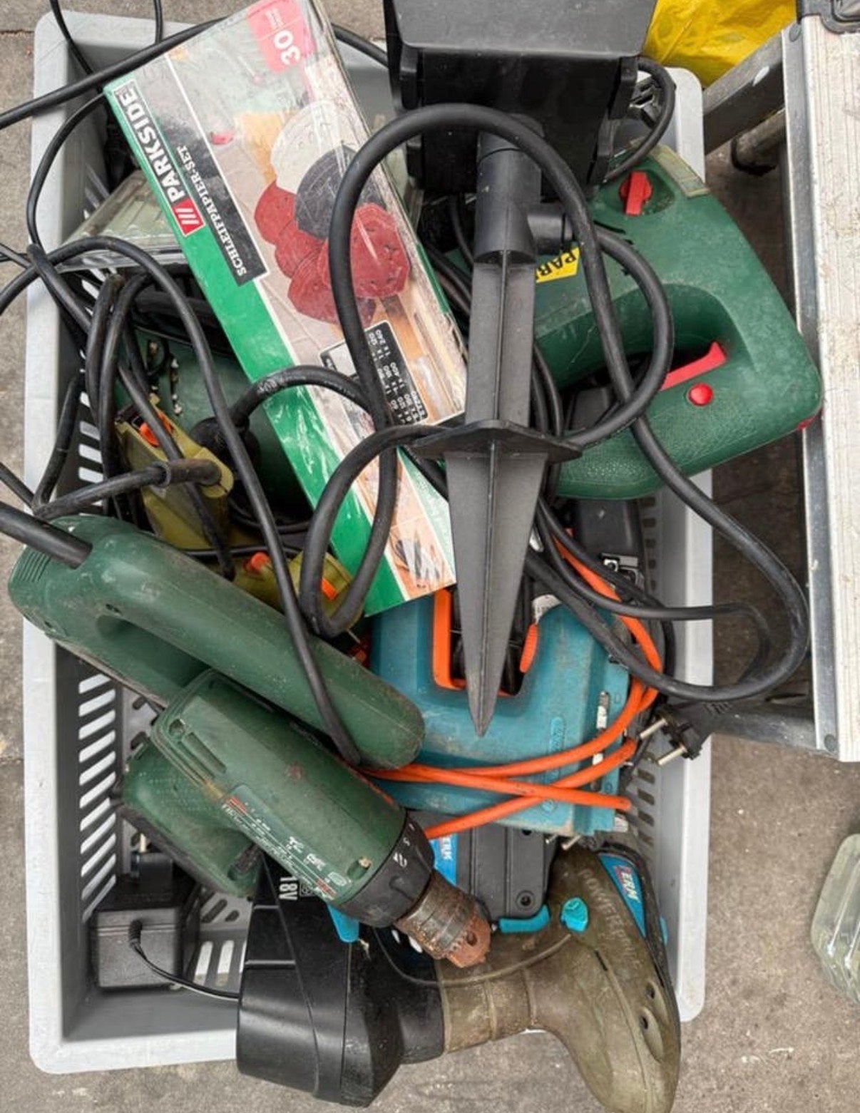Krat vol divers gereedschap: boormachine, zaag, schuurpapier, Doe-het-zelf en Verbouw, Gereedschap | Handgereedschap, Ophalen of Verzenden