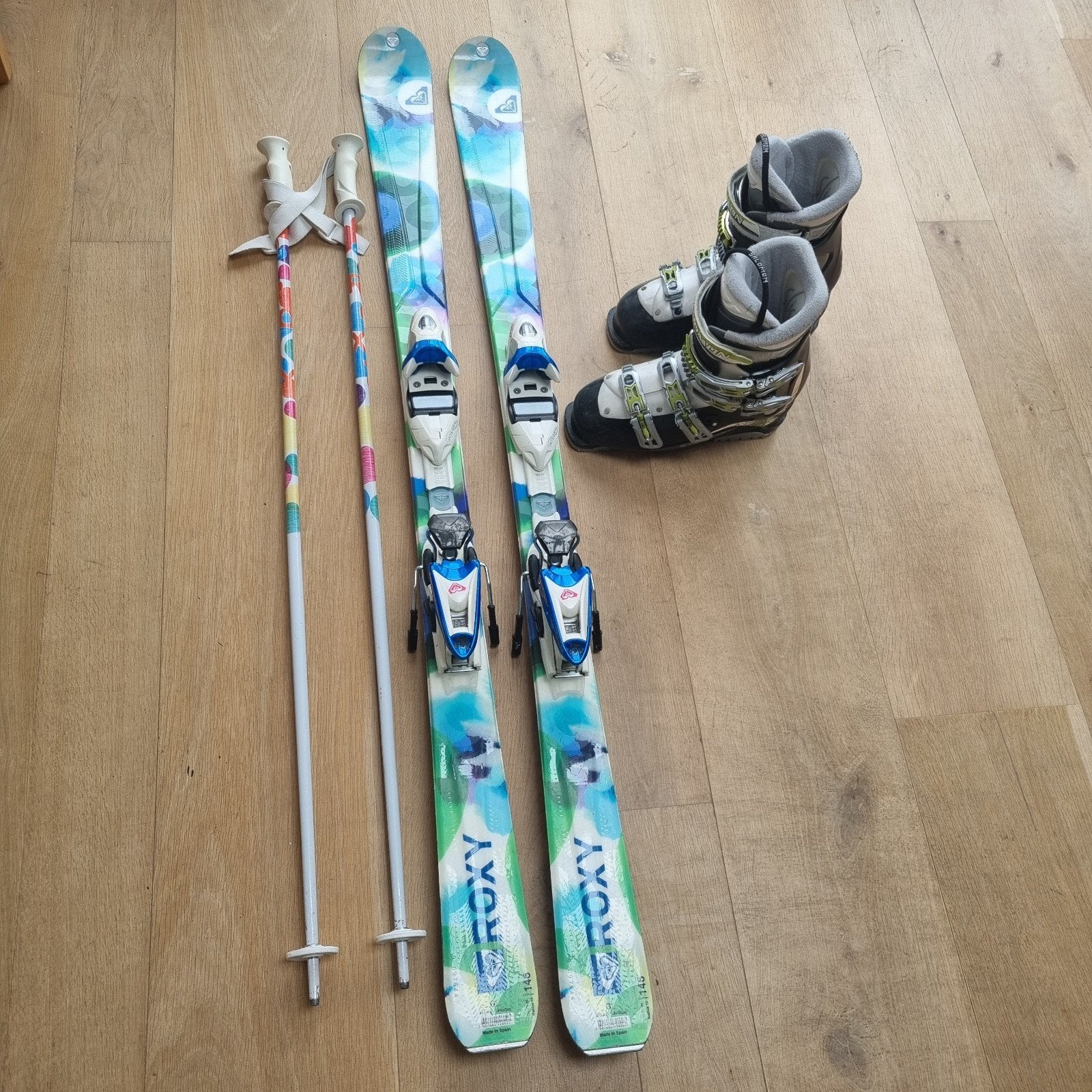 Ski set: Salomon skischoenen (26) & Roxy ski's (164)/stokken, Sport en Fitness, Skiën en Langlaufen, Ophalen, 140 tot 160 cm, Gebruikt