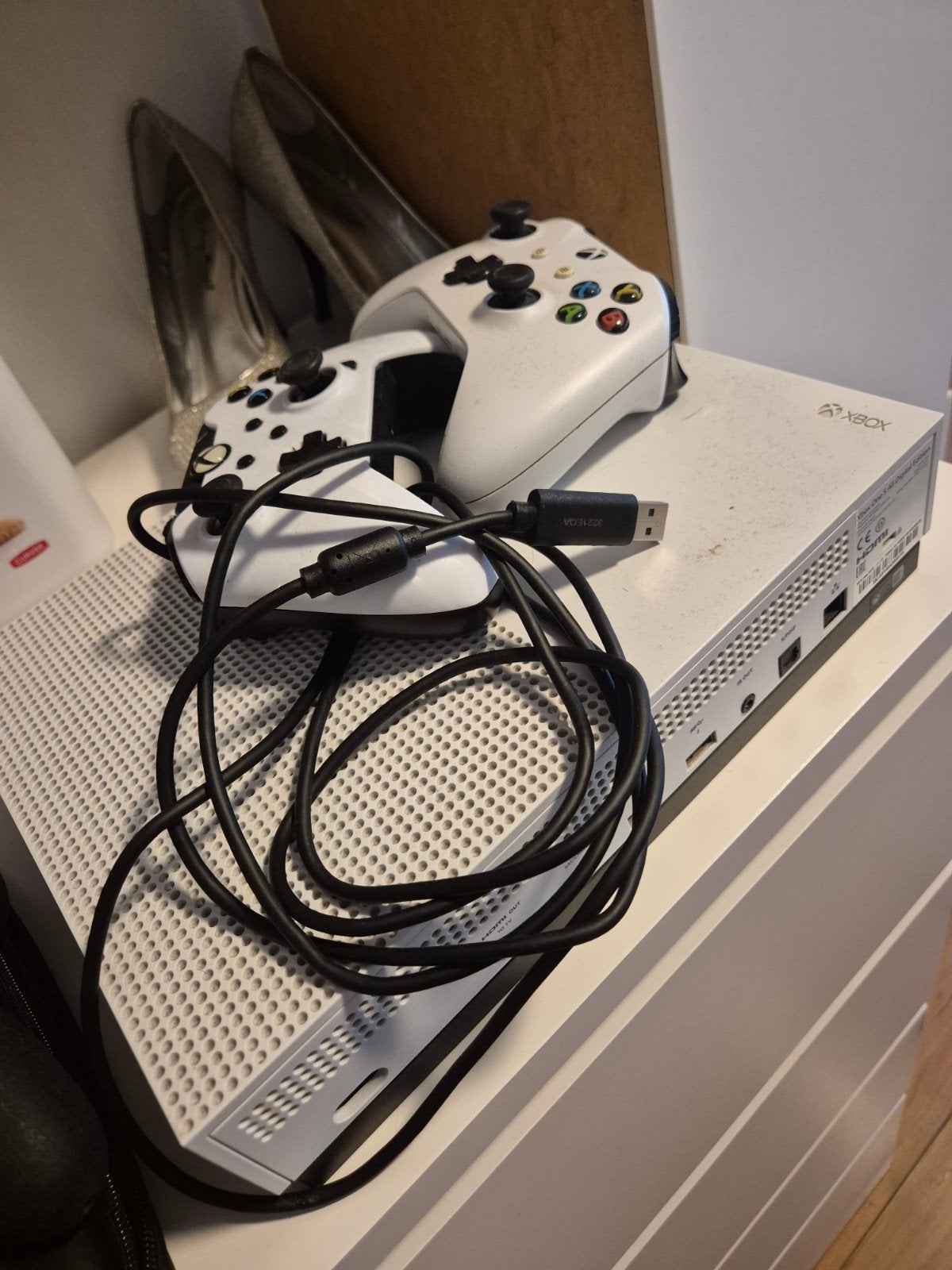 ​Xbox One S All Digital Edition (1TB) + 2 Controllers, Spelcomputers en Games, Spelcomputers | Xbox One, Ophalen of Verzenden
