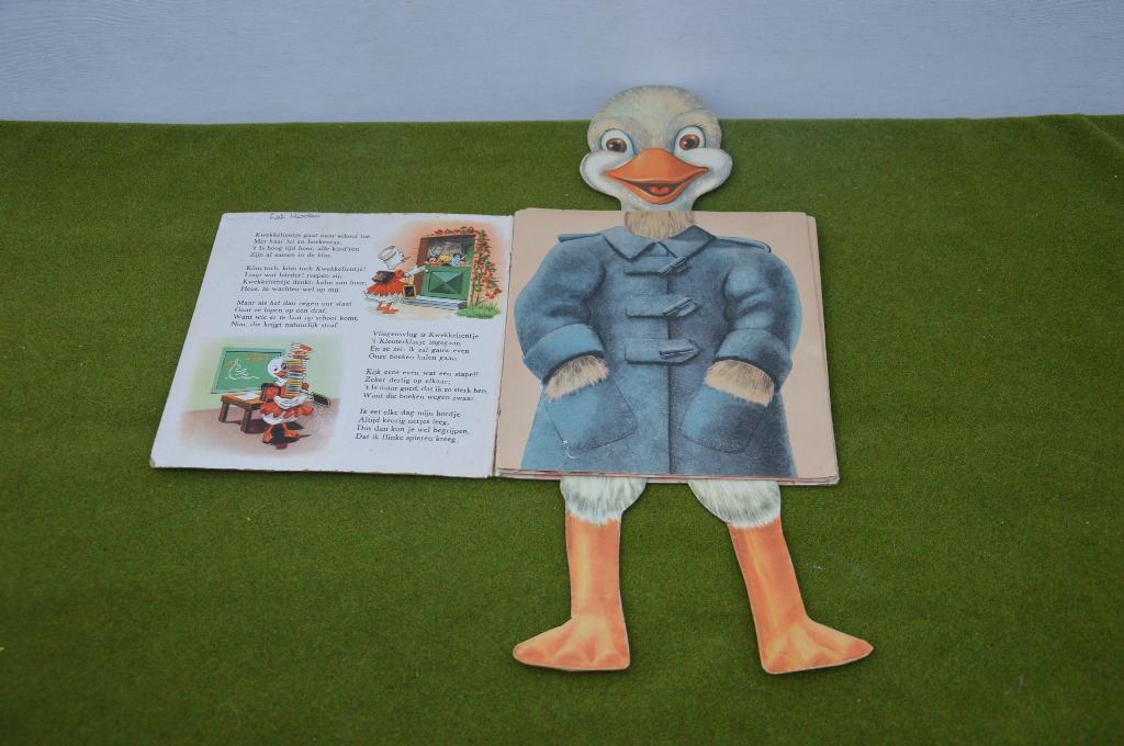 Oud boek met aankleedpop : Kwekkelientje van Mulder & Zoon, Antiek en Kunst, Ophalen of Verzenden