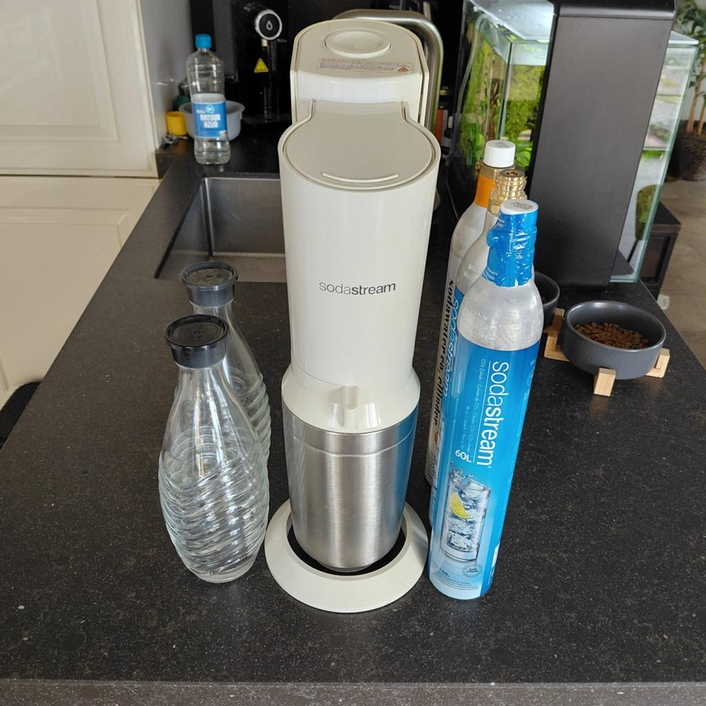 Sodastream met 4 gasflessen (1 leeg, 1 in apparaat), Witgoed en Apparatuur, Bruiswatermachines, Ophalen