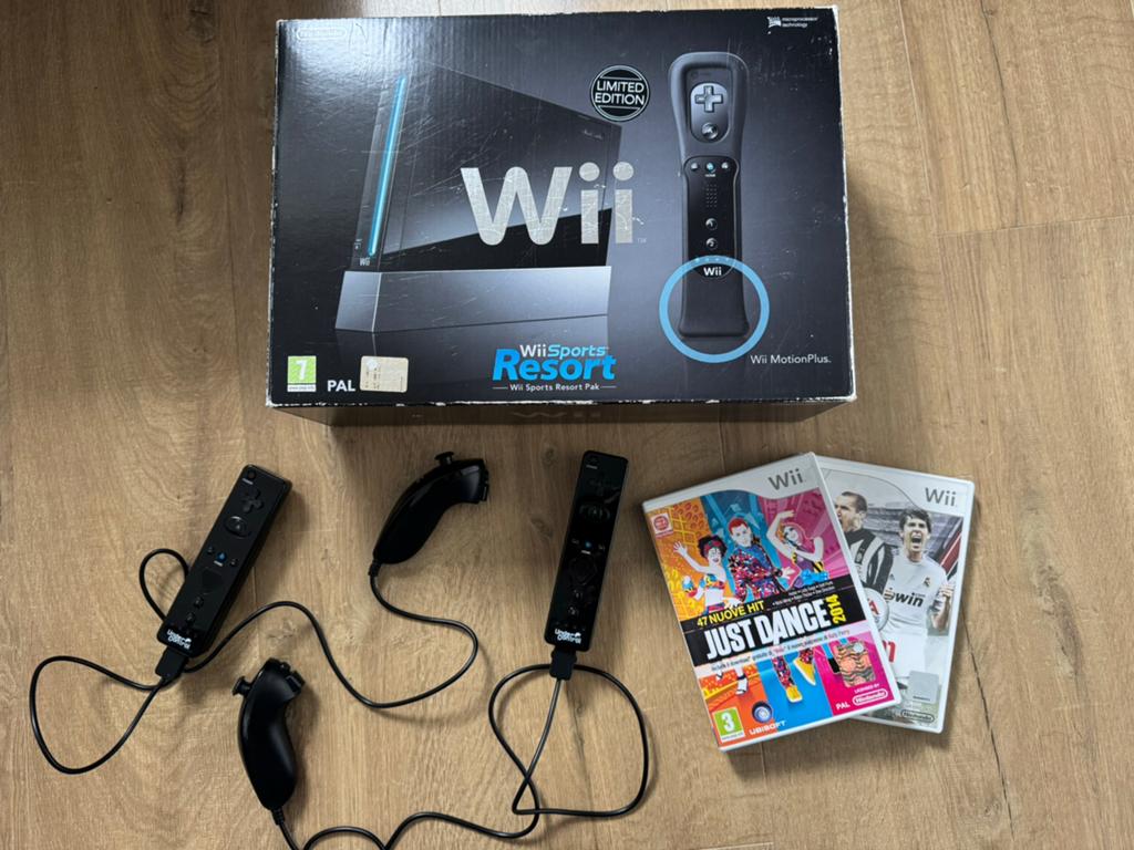 Nintendo Wii Limited Edition met 2 spellen, Ophalen of Verzenden, Gebruikt, Met 3 controllers of meer, Met games