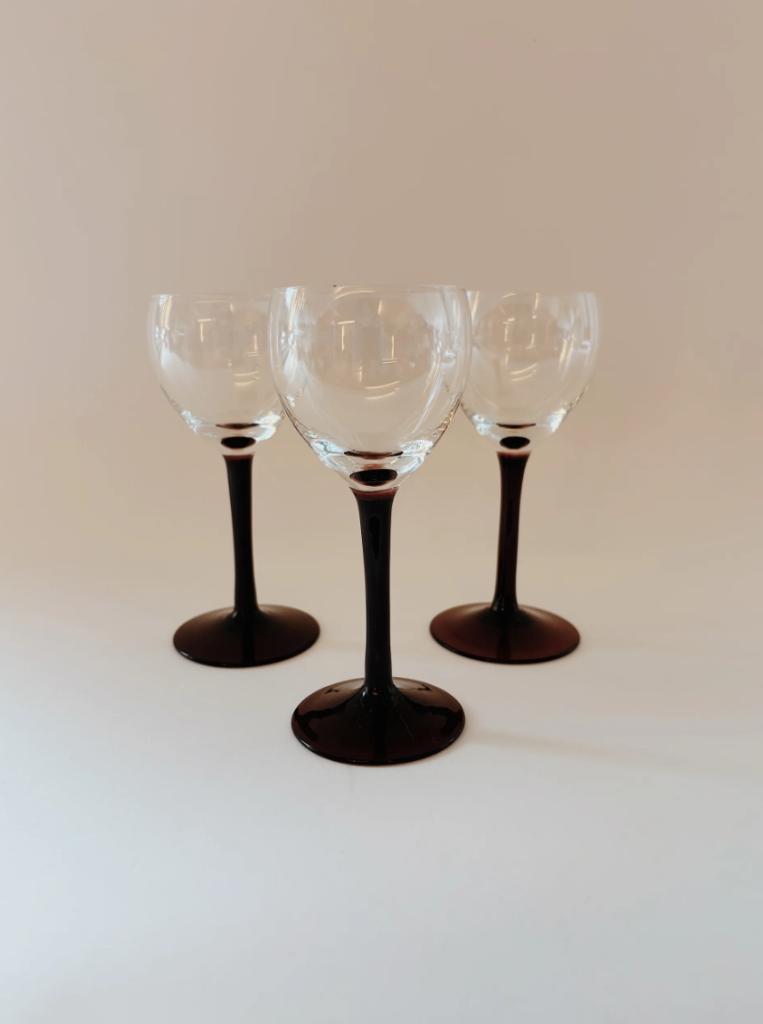SET VAN 3 VINTAGE GLAZEN, AUBERGINE KLEURIGE VOET, Antiek en Kunst, Antiek | Glas en Kristal, Ophalen of Verzenden