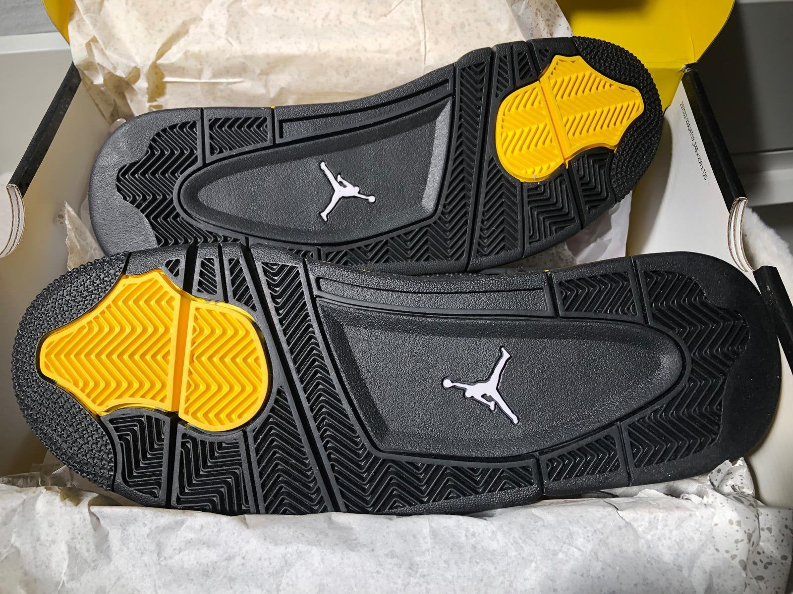 Jordan 4 yellow thunder, Ophalen of Verzenden, Nieuw, Zwart
