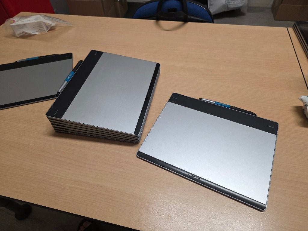 Partij 8x Wacom Intuos CTH-680 tekentablet met styluspen, Gebruikt, Wacom, Multi-touch, Ophalen of Verzenden