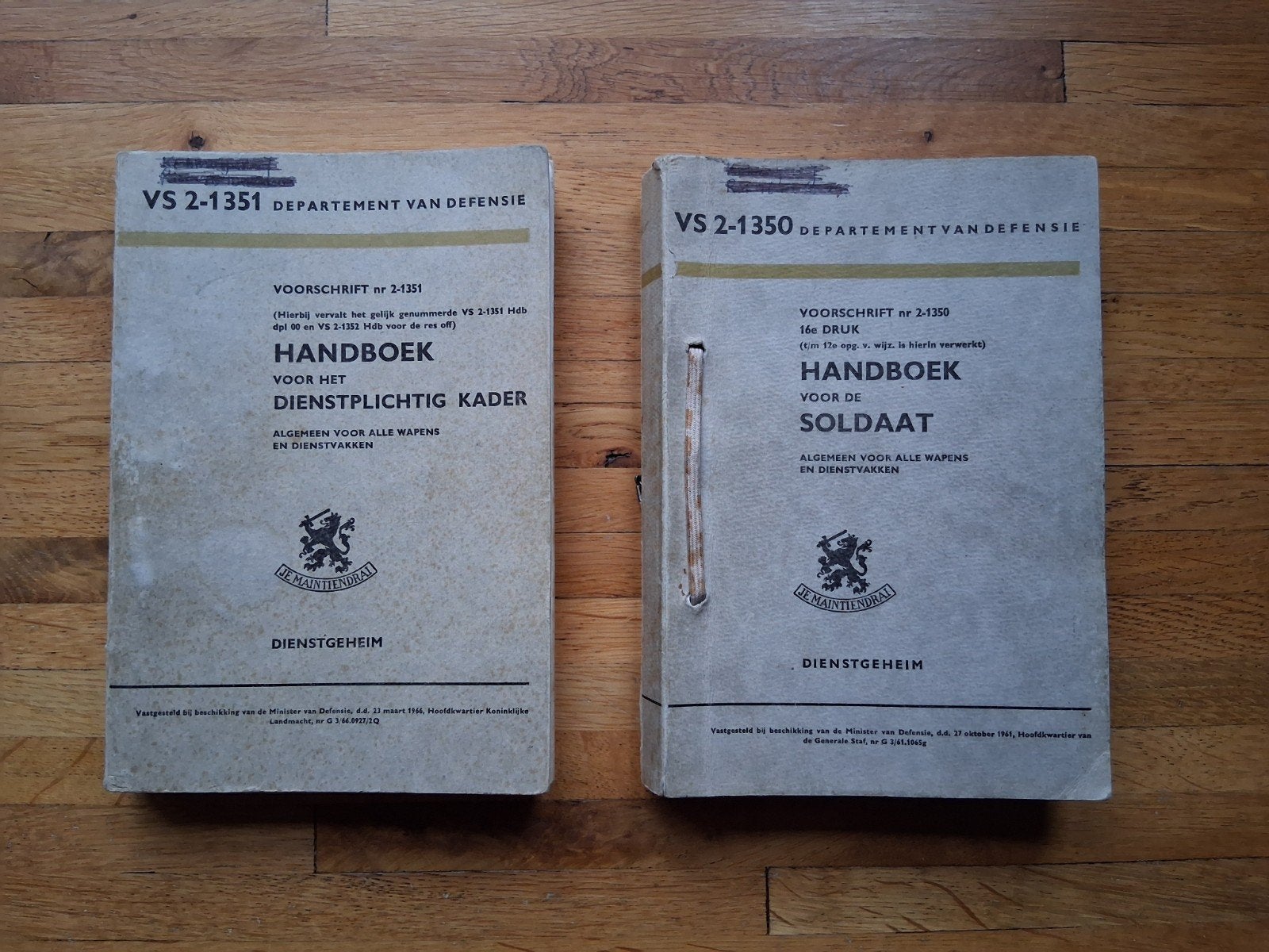 2 stuks handboek dienstplicht kader en voor de soldaat, Ophalen of Verzenden, Zo goed als nieuw, Landmacht