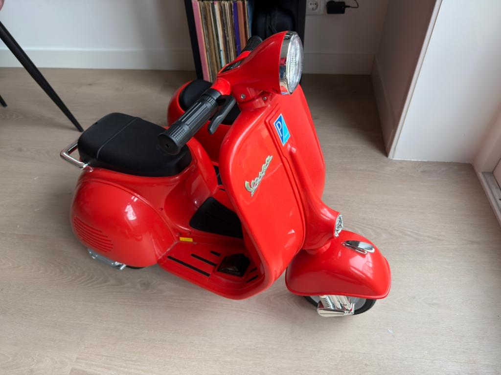 Rode Vespa Kinderscooter met Zijspan 6V 30KG + radio en lamp, Ophalen, Zo goed als nieuw