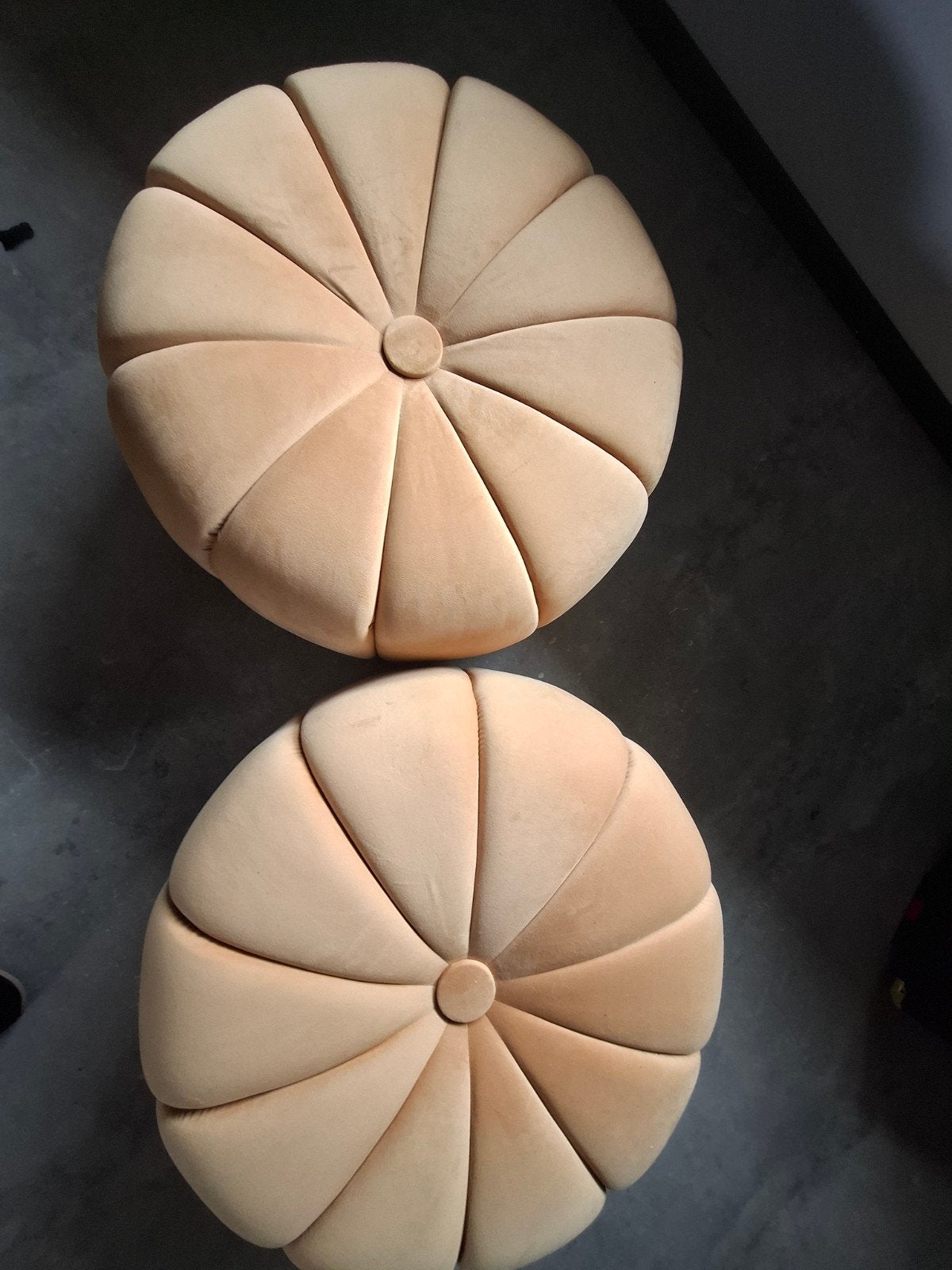 2 Okergele Velvet Poefjes - Stijlvol en Comfortabel, Minder dan 50 cm, Rond, Minder dan 50 cm, Zo goed als nieuw