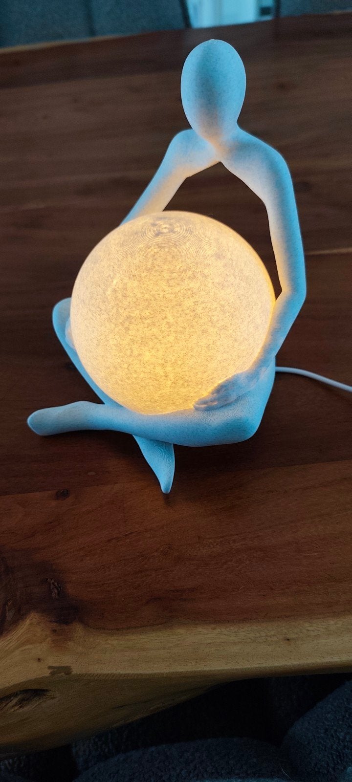 Unieke 3D geprinte sfeerlamp: Zittend figuur met bol, Ophalen of Verzenden