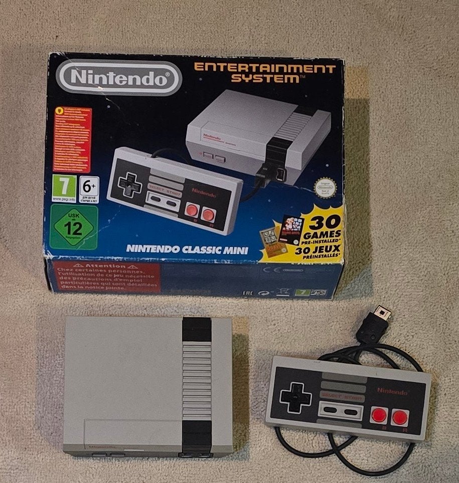Nintendo classic mini nes, Spelcomputers en Games, Ophalen of Verzenden, Zo goed als nieuw, Met 2 controllers