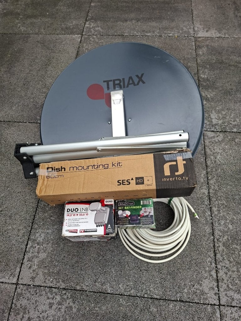 Schotel antenne  met toebehoren, Audio, Tv en Foto, Schotelantennes, Ophalen, Gebruikt, (Schotel)antenne, Overige merken