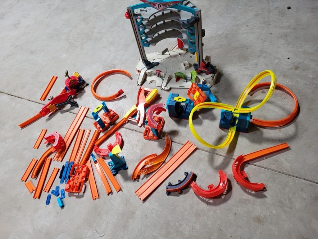 Hotwheels garage met veel toebehoren 2 stuks booster, Kinderen en Baby's, Gebruikt, Onderdelen, Ophalen of Verzenden, Hot Wheels