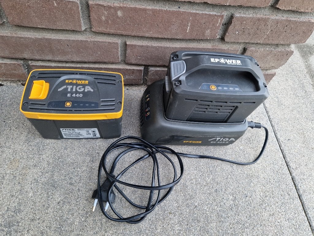 STIGA 48V accu's – E 440 4Ah + B 420 2Ah + lader, Ophalen, Gebruikt, Accu-grasmaaier, Stiga