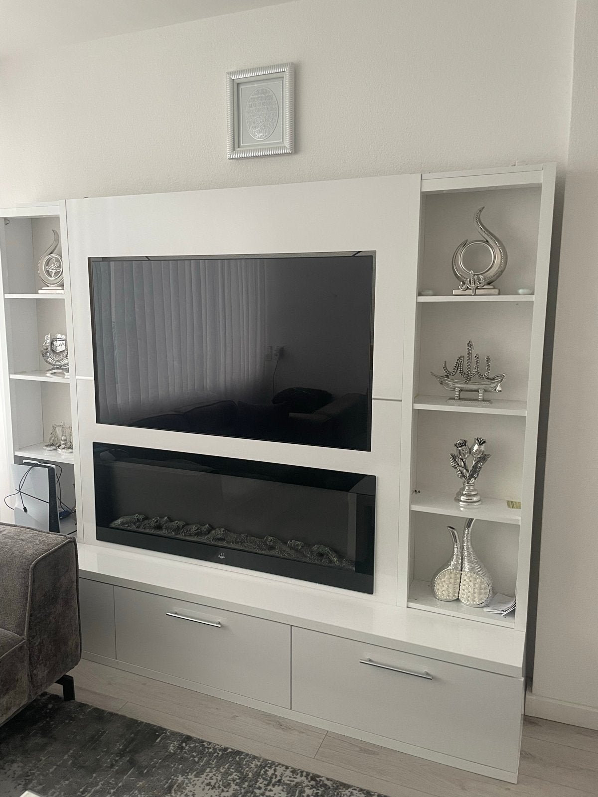 Moderne TV-meubel met elektrische haard en opbergruimte